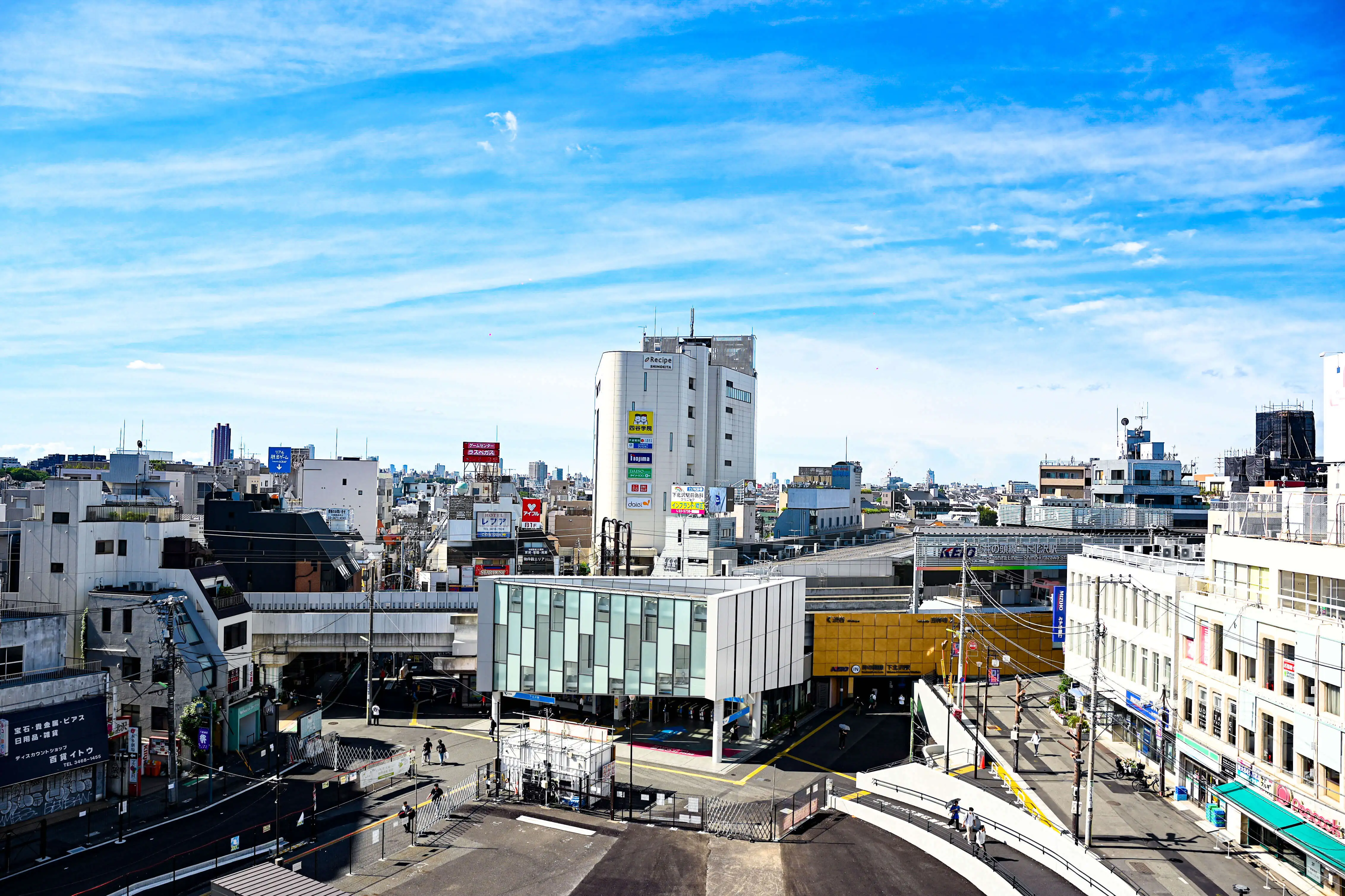 下北沢駅と街並み